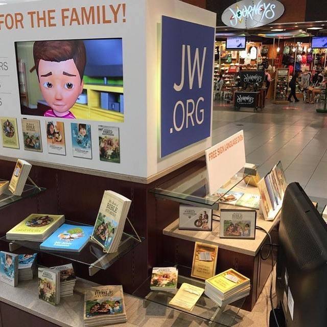 Stojany s literaturou - svědkové Jehovovi